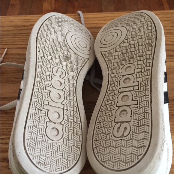 Adidas size 7 women’s sneaker - Picture 2 of 4